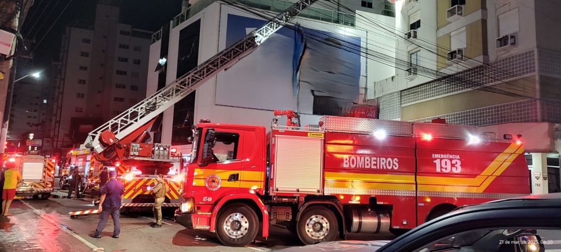 Bombeiros resgatam 11 pessoas durante incêndio em prédio em Balneário Camboriú