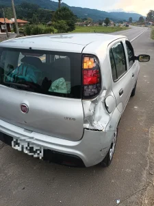 Colisão entre motocicleta e carro deixa duas pessoas feridas em Urubici